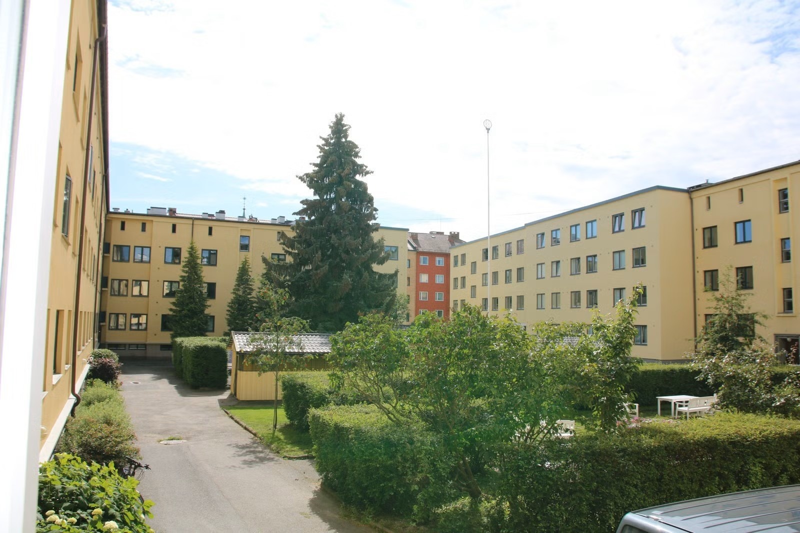 Lyse og trvielige uteområder (II). Området er ytterligere oppgradert med blant annet grill. Nye bilder følger snart!